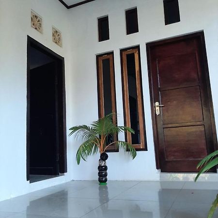 Riung Tiga Empat Tujuh Guesthouse エクステリア 写真
