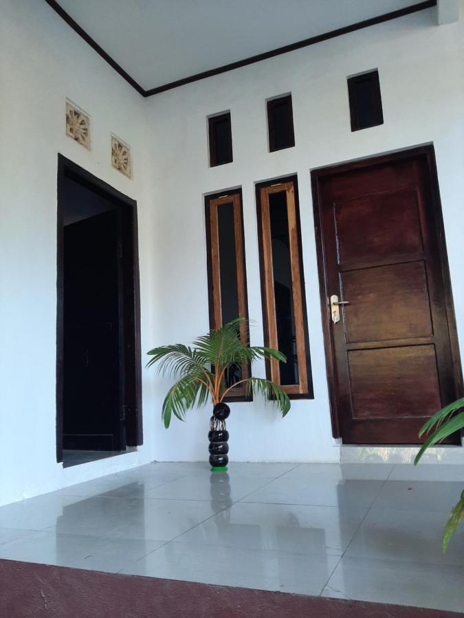 Riung Tiga Empat Tujuh Guesthouse エクステリア 写真