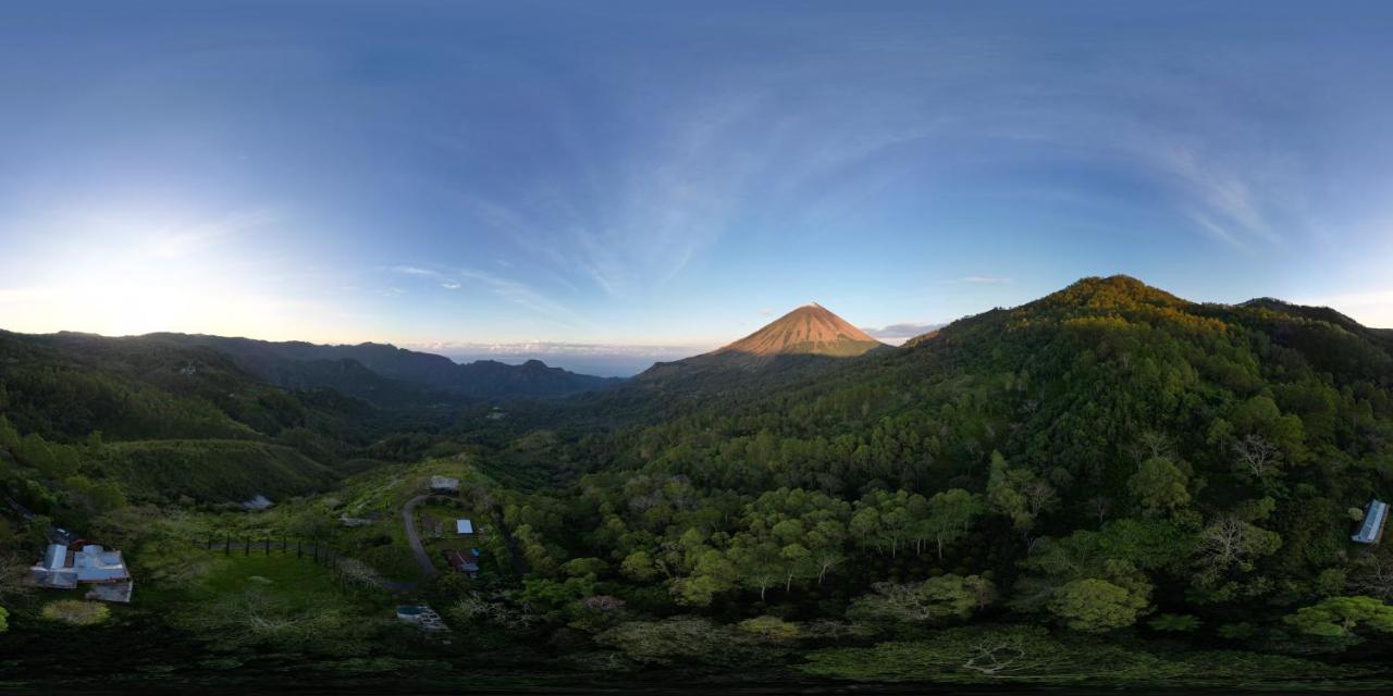 Riung Tiga Empat Tujuh Guesthouse エクステリア 写真