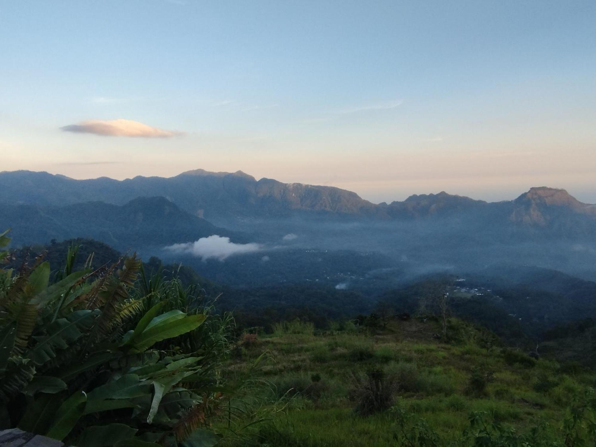 Riung Tiga Empat Tujuh Guesthouse エクステリア 写真