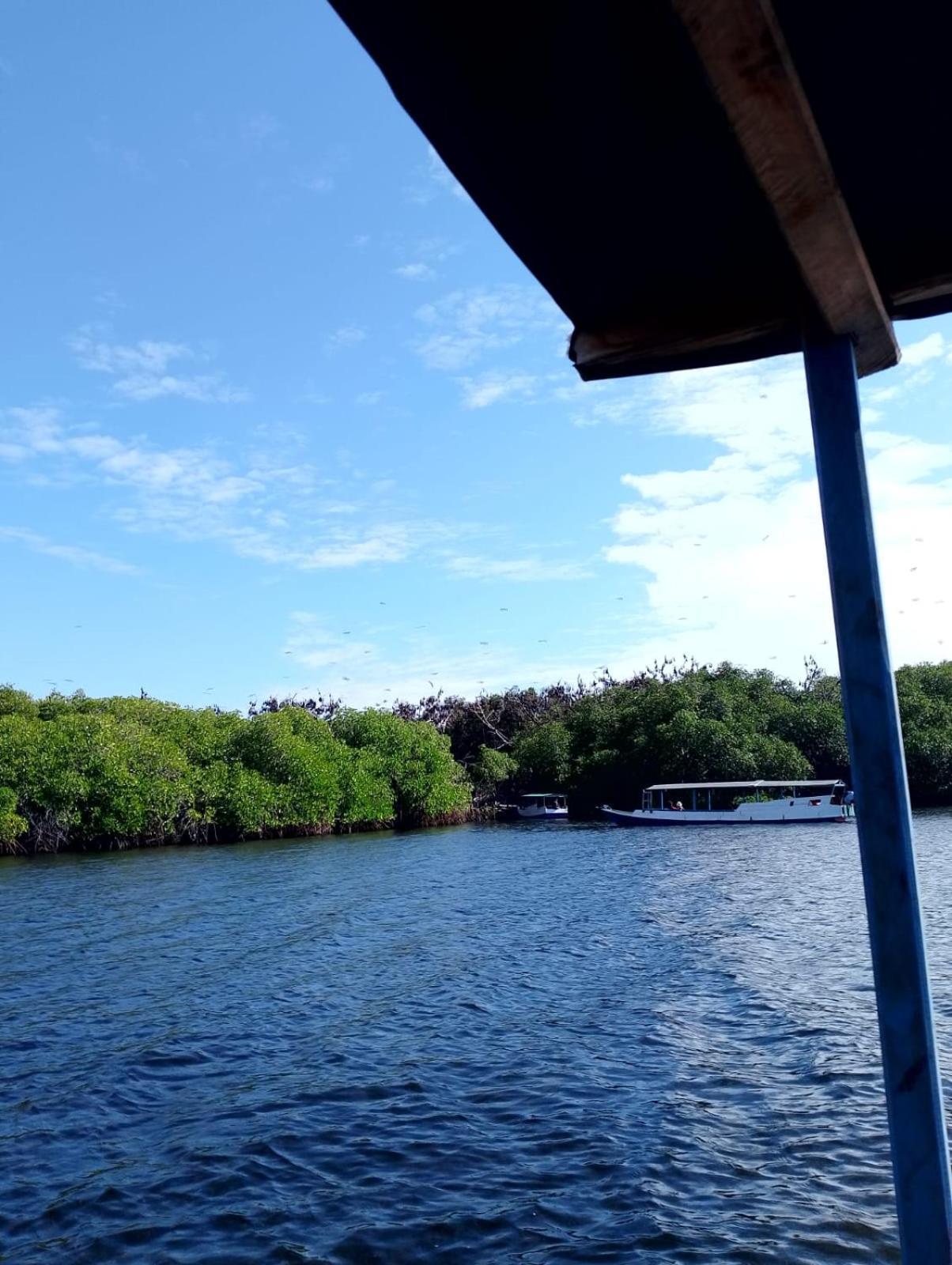 Riung Tiga Empat Tujuh Guesthouse エクステリア 写真