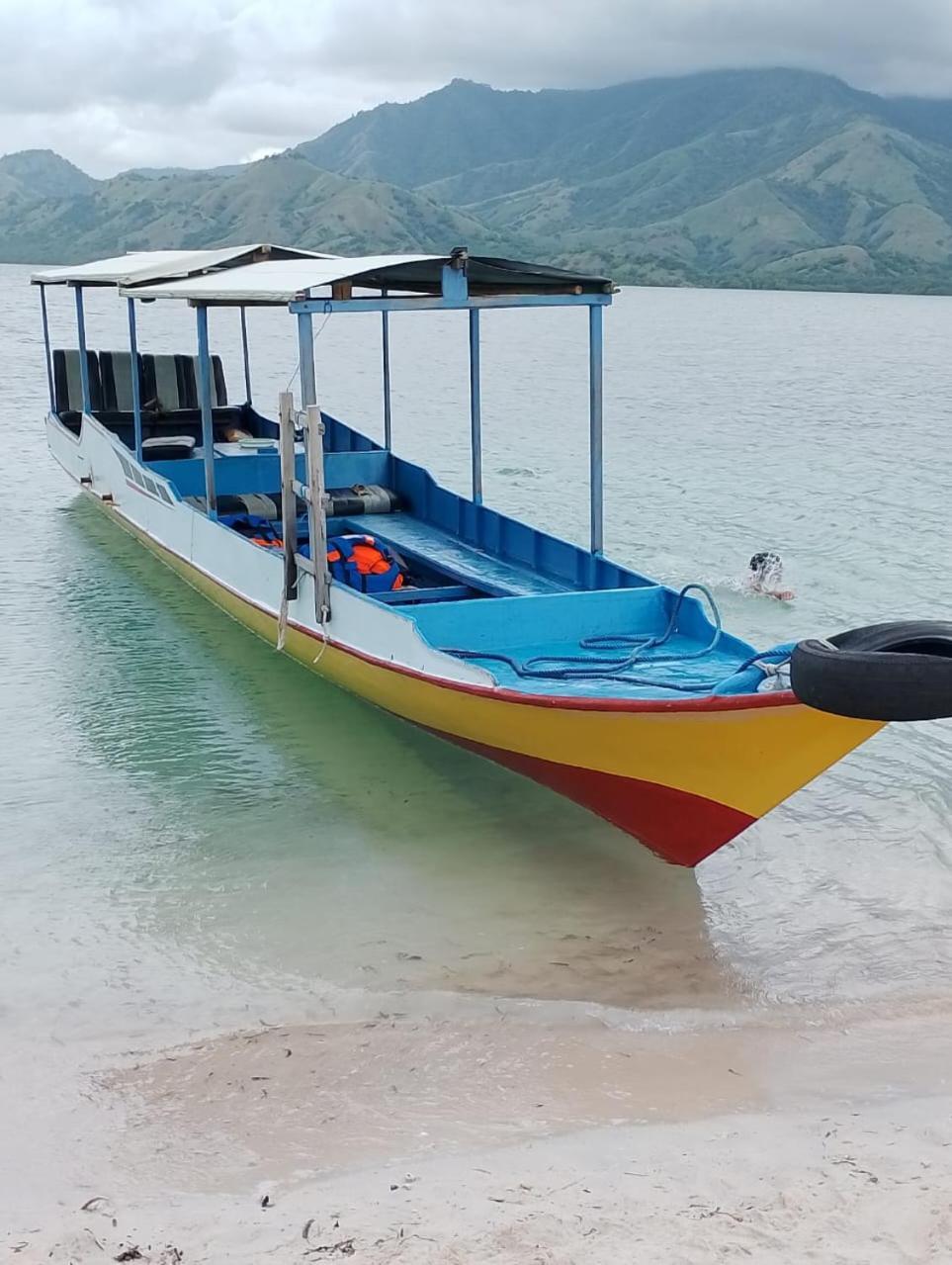 Riung Tiga Empat Tujuh Guesthouse エクステリア 写真
